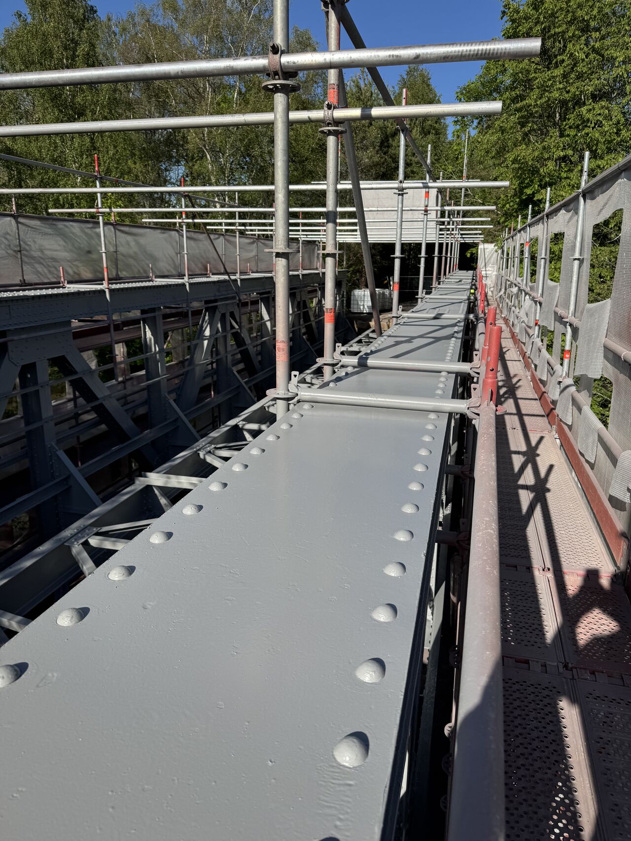 Gilack – Fältarbete för ytbehandling på plats